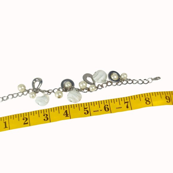 Vintage White Beaded Charm Bracelet With Faux Pearls & Metal Accents 8 Inches - Picture 5 of 5